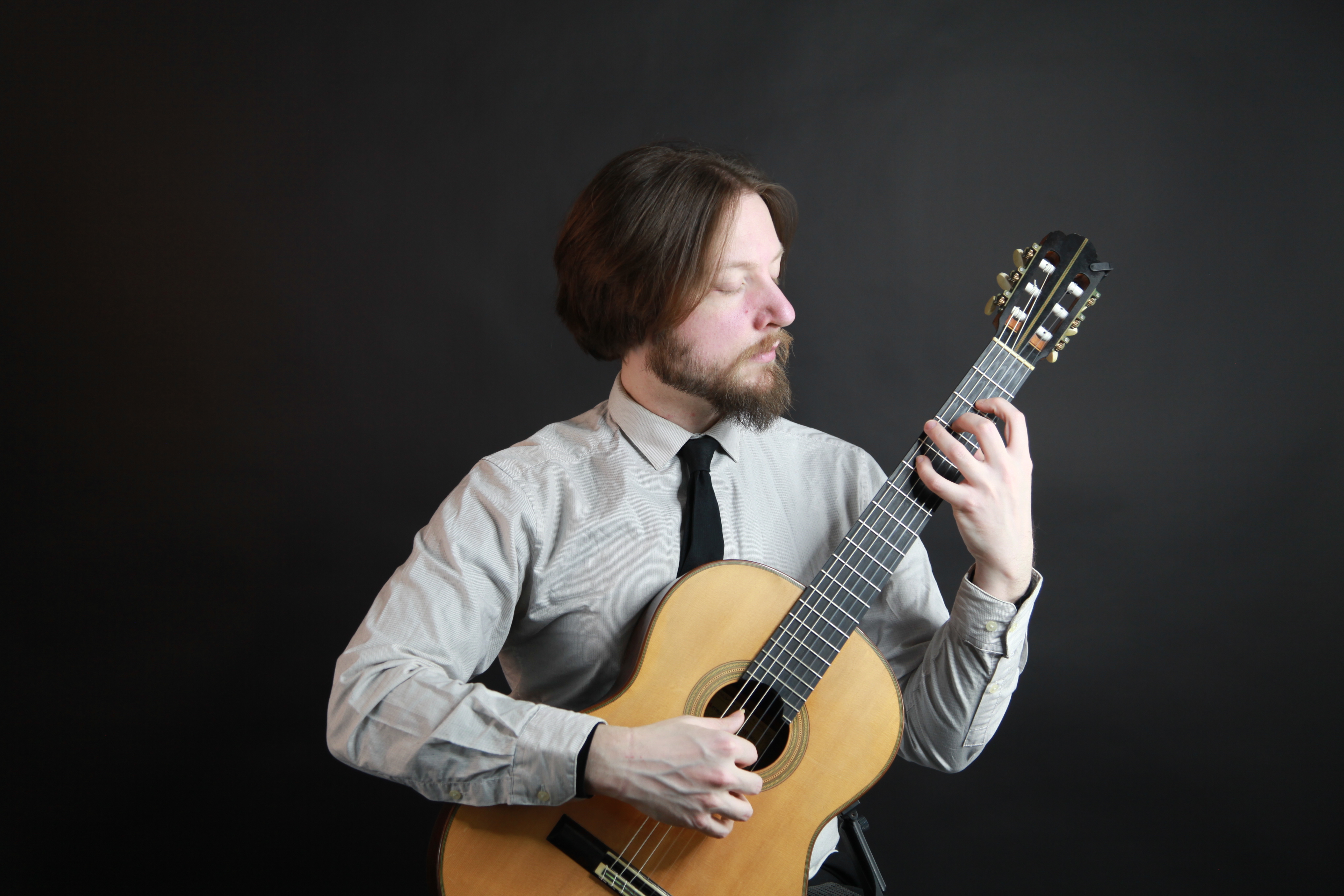 Daniel Olszewski playing classical guitar for a Maryland wedding ceremony